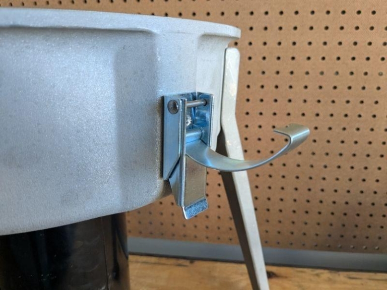 Draw latch installed on centrifuge housing